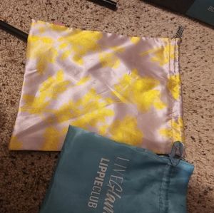 * 2 carrying pouches